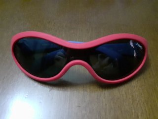 Gafas de sol infantiles rojas y azules