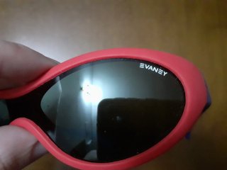 Gafas de sol infantiles rojas y azules