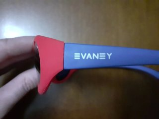 Gafas de sol infantiles rojas y azules