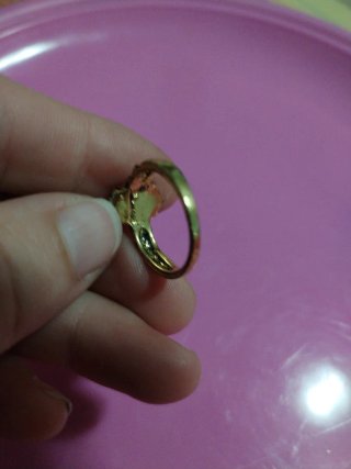 Anello dorato con pietra naturale rossa
