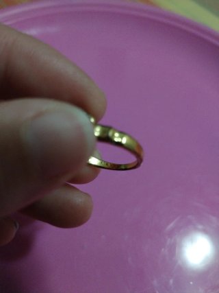 Anello dorato con pietra naturale rossa