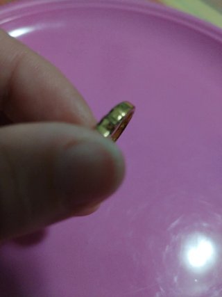 Anello dorato con pietra naturale rossa