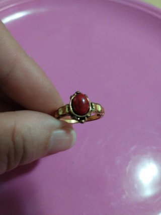 Anello dorato con pietra naturale rossa