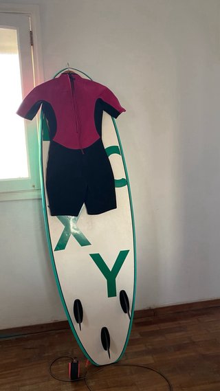 Tabla de surf y neopreno