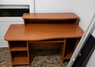 Escritorio de madera marrón