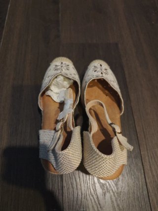 Sandalias de cuña beige y blancas