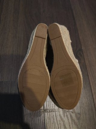 Sandalias de cuña beige y blancas