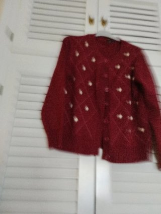 Chaqueta de punto burdeos con rombos blancos