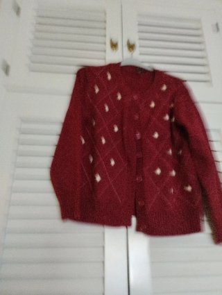 Chaqueta de punto burdeos con rombos blancos