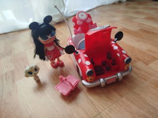 Coche Minnie Mouse Rojo Lunares Blancos