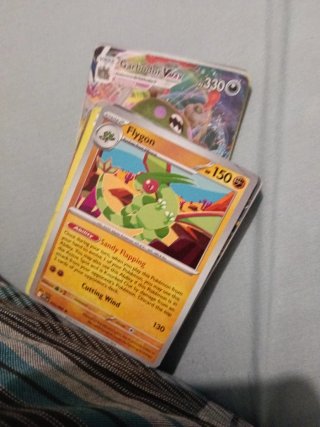 Cromos Pokémon Garbodor VMAX y Flygon