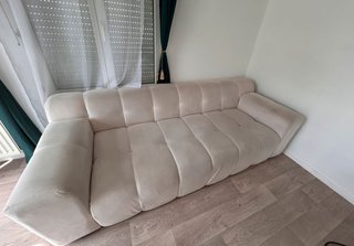 Sofá de tela beige