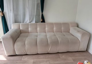 Sofá de tela beige
