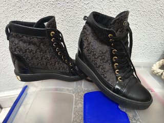 Botín Guess Negro y Dorado