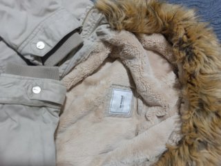Cazadora beige con capucha y pelo