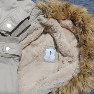 Cazadora beige con capucha y pelo