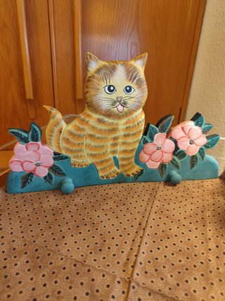 Percha gato y flores de madera