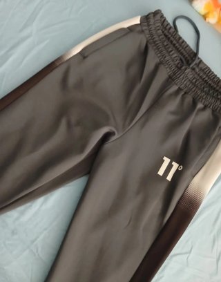 Conjunto chándal Eleven Degrees gris y blanco