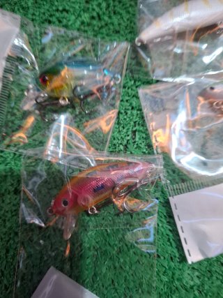 Lote 12 señuelos pesca variados