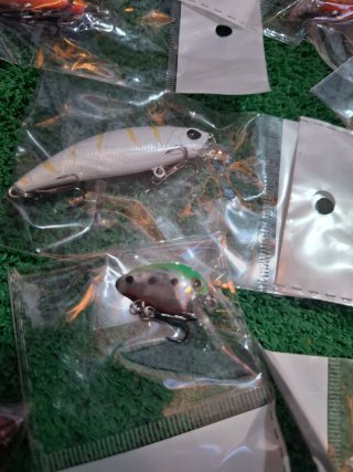 Lote 12 señuelos pesca variados