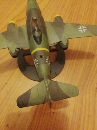 Avión a escala militar