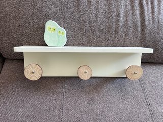 Perchero infantil de madera con diseño de búhos