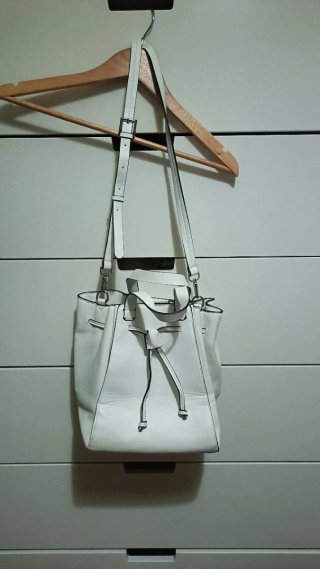 Bolso blanco tipo saco bombonera