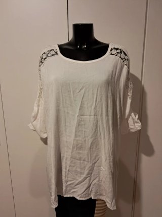 Blusa blanca con encaje