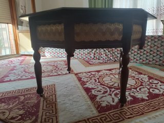 Mesa octogonal de madera marrón