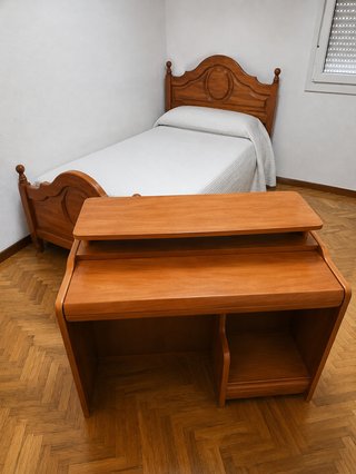 Escritorio de madera estilo clásico