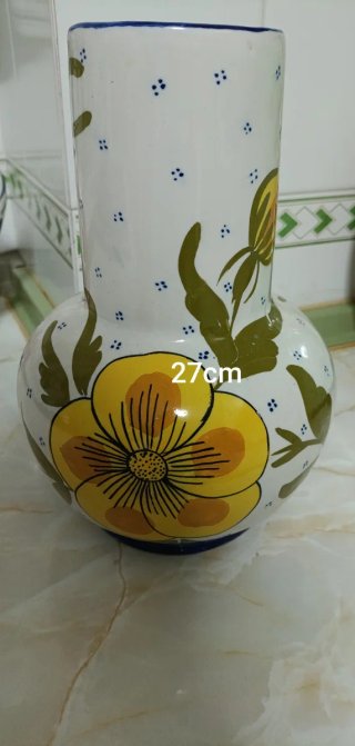 Jarrón de cerámica con flores amarillas