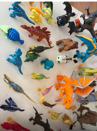 Lote de dinosaurios de juguete hay muchos