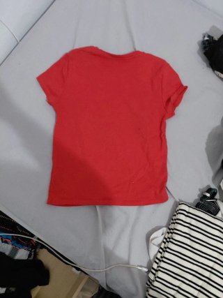Camiseta roja con texto