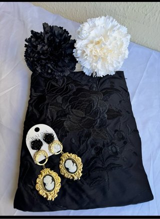 Mantón negro bordado con flores