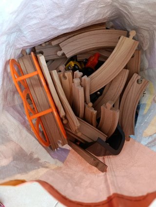 Trenes y vías de madera