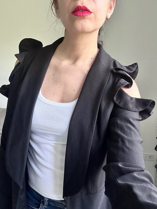 Blazer negro con hombros descubiertos