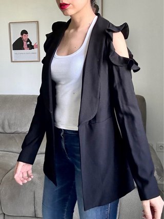 Blazer negro con hombros descubiertos