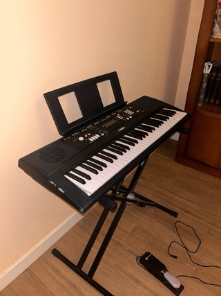 Teclado Yamaha con soporte