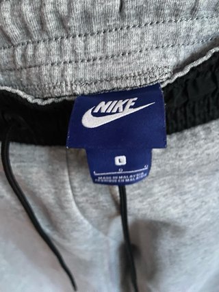 Pantalón Chándal Gris Nike  (Tiene dos manchitas)