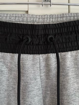 Pantalón Chándal Gris Nike  (Tiene dos manchitas)