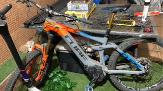 Bicicleta eléctrica Cube montada kasima