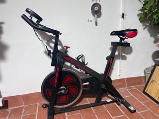 Bicicleta de Spinning Negra y Roja