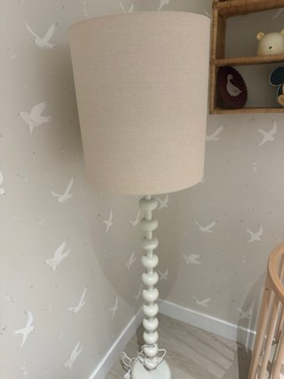 Lámpara de pie beige y blanca