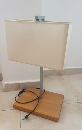 Lámpara de mesa beige y madera
