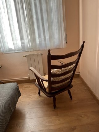 Silla butaca antigua de Indonesia,  madera maciza.