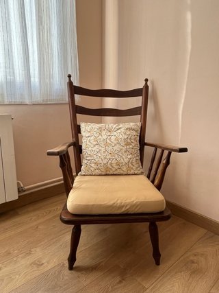 Silla butaca antigua de Indonesia,  madera maciza.
