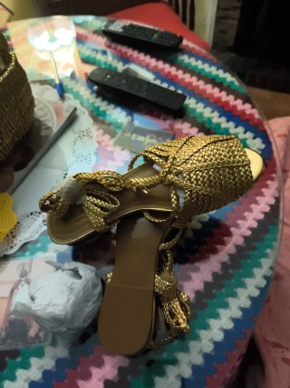 Sandalias doradas ALTA MODA trenzadas