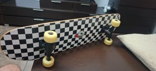 Patineta negra con ruedas amarillas