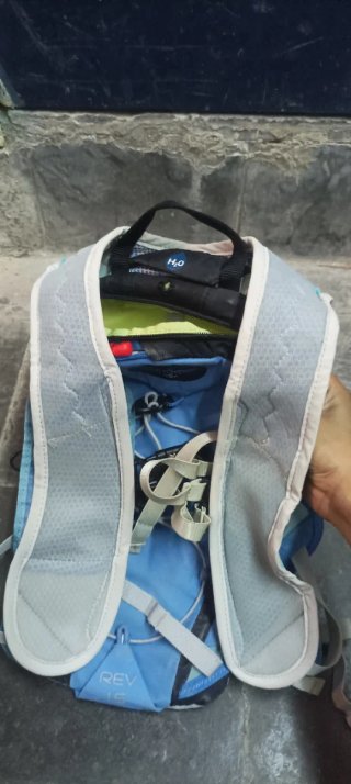 Mochila Osprey Azul y Negra