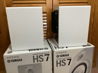 2 Monitores Estudio Yamaha HS7 White + Soportes